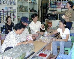 Retailers vexed by pirated CDs in Vietnam